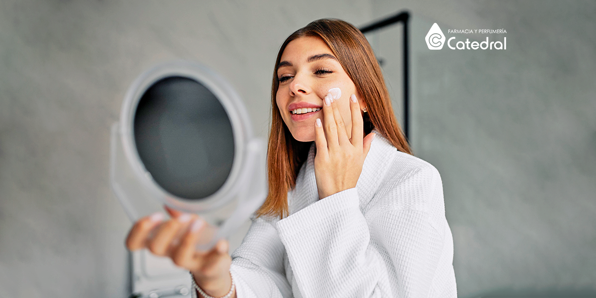 ¿Cuáles son los beneficios de llevar una rutina de skincare? Dedicarle unos minutos al cuidado de tu piel es salud, prevención y bienestar.