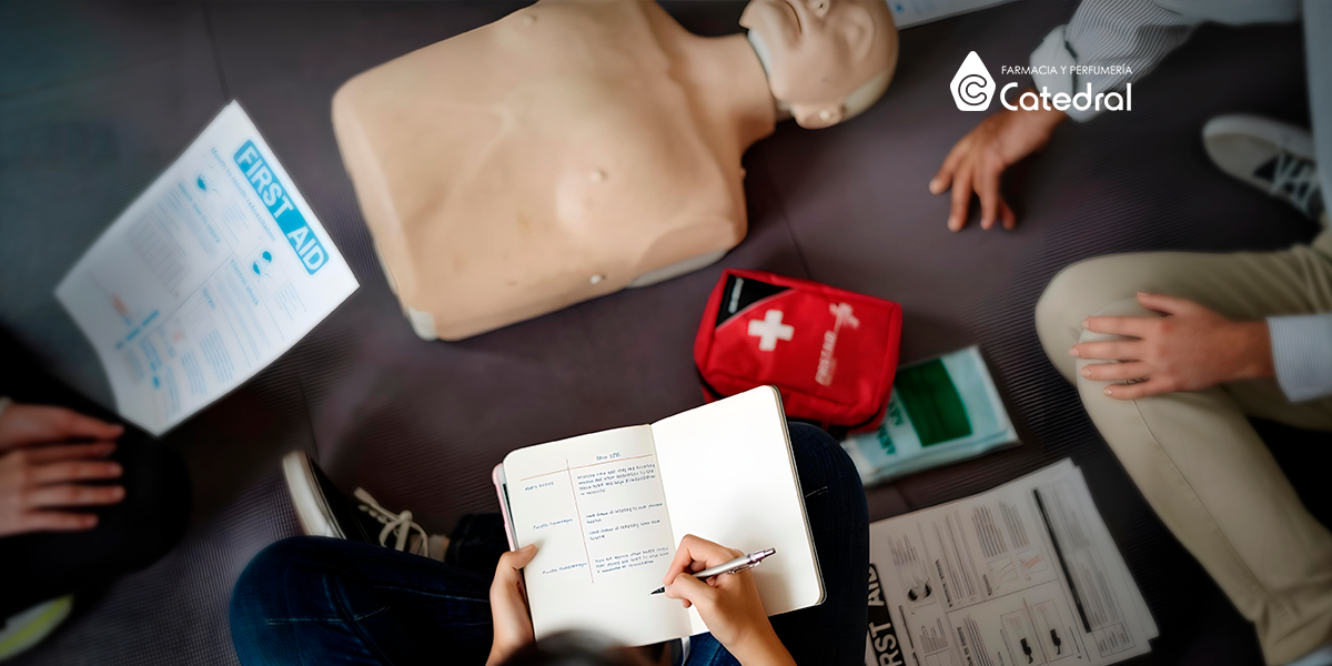 ¡Emergencia! Manual básico de primeros auxilios para actuar con rapidez y seguridad.